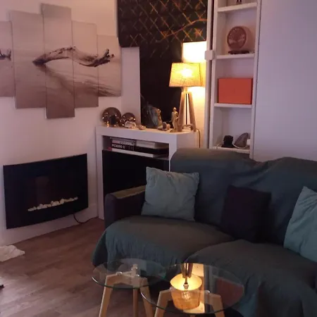 Meuble Vue Tour Eiffel Et Paris Apartmán *